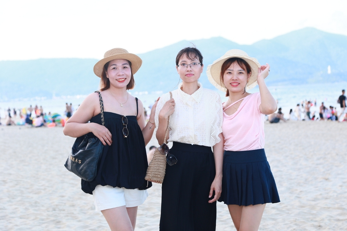 VNLASHES team members at Da Nang Beach during the 2026 Summer Retreat – VNLASHES United for Growth
